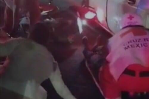 Video: Joven motociclista se estrella contra un auto en Toluca